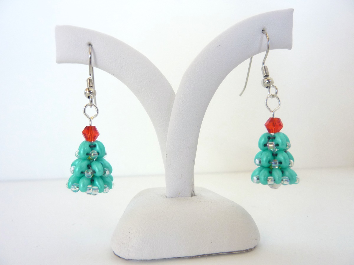 FREE beading pattern: Christmas Tree Earrings