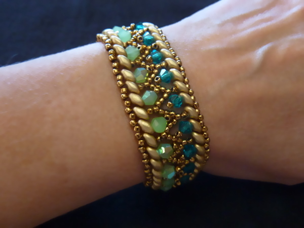 Fashionable Whirls Gold Bracelet