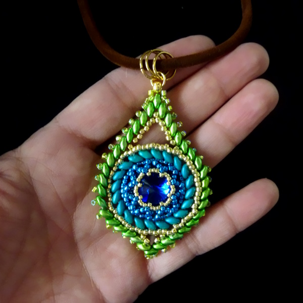 Free beading pattern: Peacock Feather Pendant