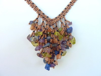 FREE beading pattern for Coraled-V necklace | BeadDiagrams.com