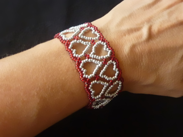 FREE beading pattern: Pretty Hearts Bracelet