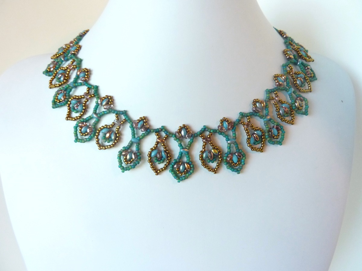 FREE beading pattern: Superduo Leaf Drops Necklace